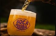 Cerveja Boca Miuda sendo servida no copo
